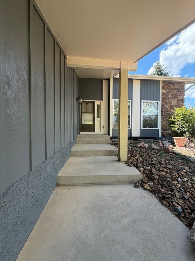 Building Photo - 1140 Cenotaph Cir