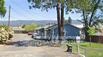 Building Photo - 743 S Oak St