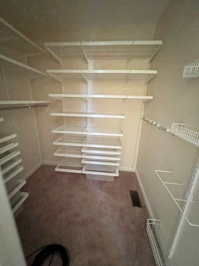 Building Photo - 2497 Angeline Dr