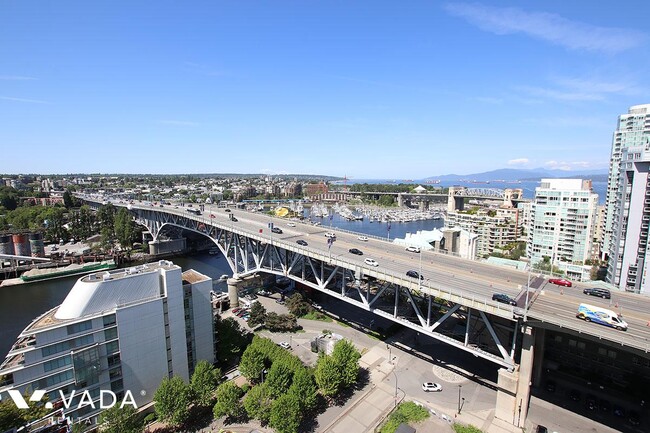 Photo du bâtiment - Icon Apartment For Rent 2103-638 Beach Cre...