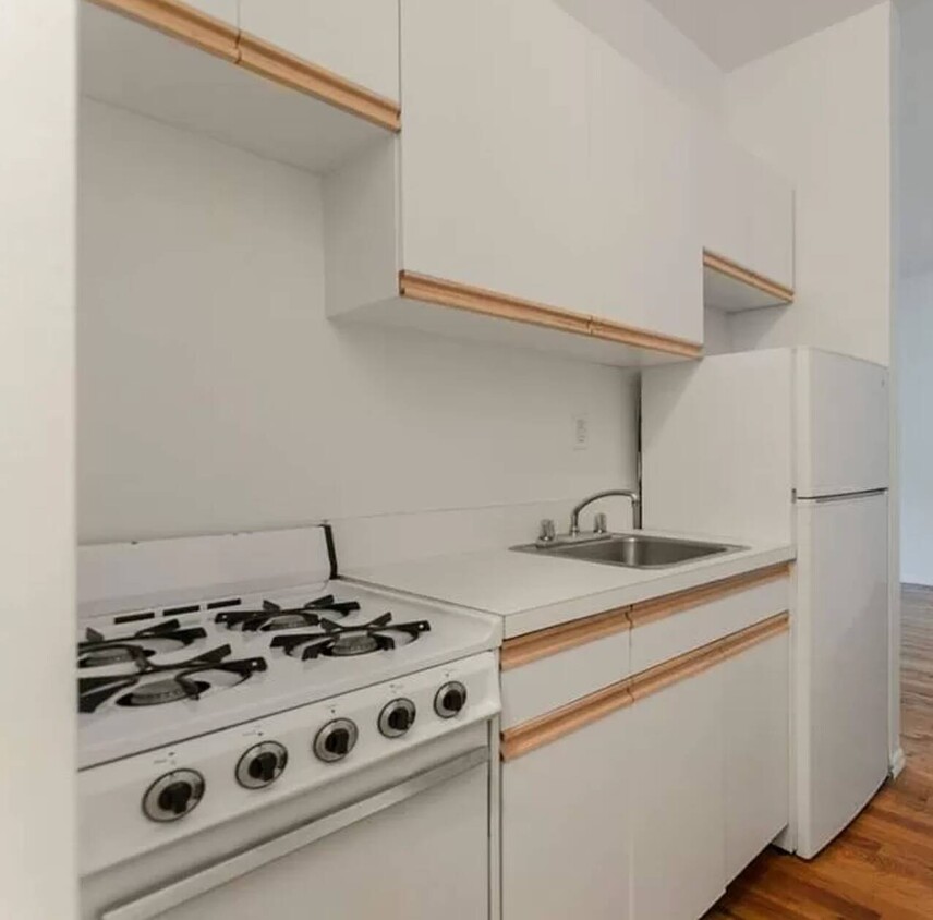 Building Photo - 425 E 65th St