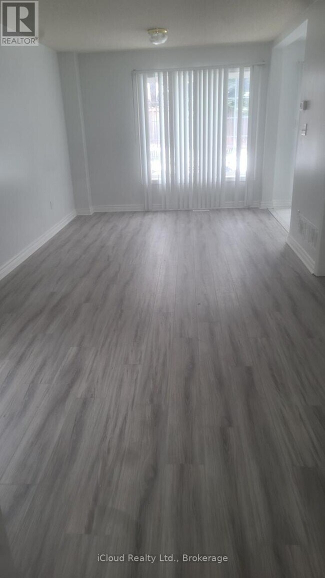 Photo du bâtiment - 150 Twin Pines Cres