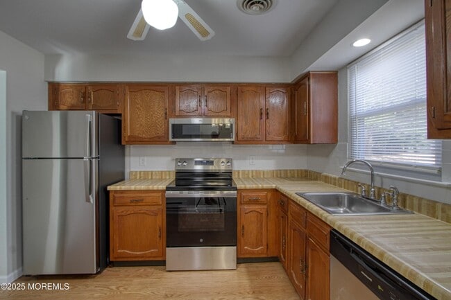 Foto del edificio - 12A Birchwood Dr