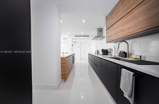 Building Photo - 5600 Collins Ave