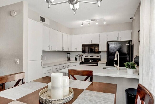 Foto del edificio - 8020 E Thomas Rd