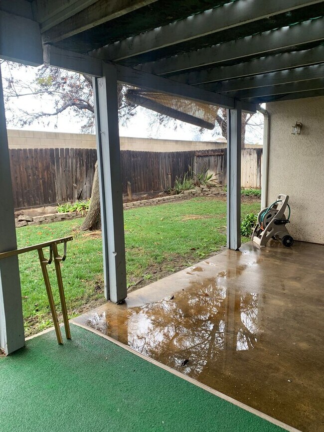 Building Photo - 3 Bedroom 2 Bath available Now