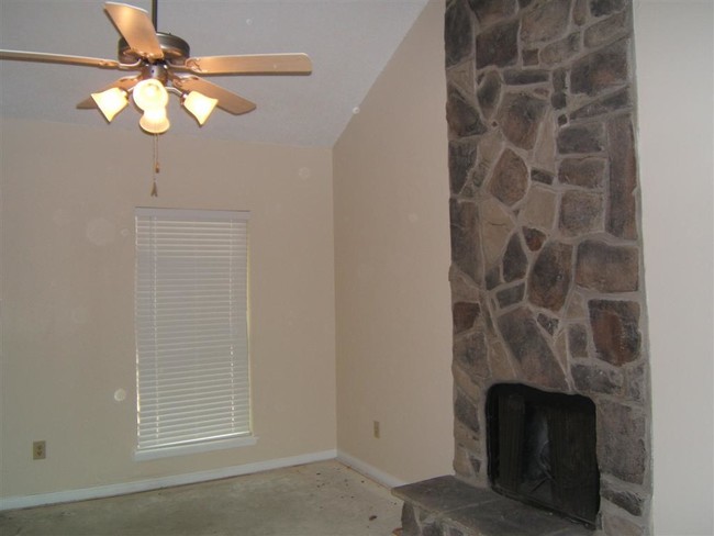 Building Photo - 17417 Red Oak Dr