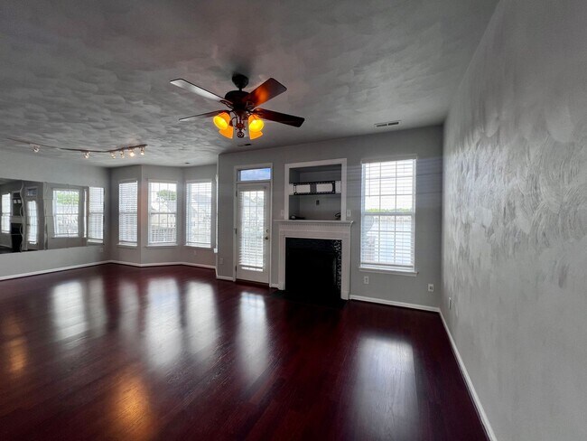 Foto del edificio - Charming Lakefront Townhome