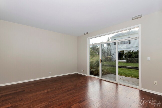 Foto del edificio - 3152 Falling Waters Ln
