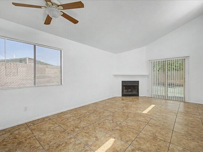 Foto del edificio - 5704-5706 E 24th St