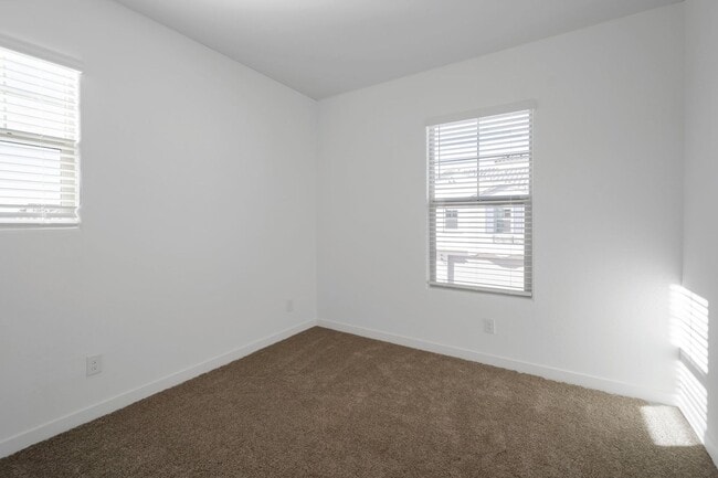 Foto del edificio - Like New Luxurious Modern 3 Bedroom 2 Bath...