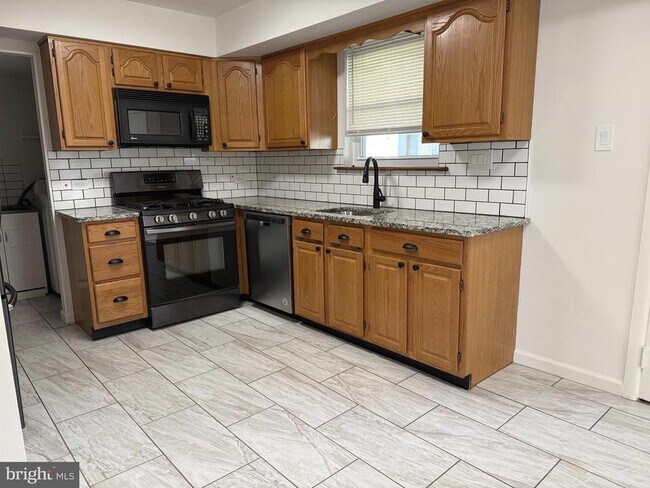 Building Photo - 6220 Madison Ct