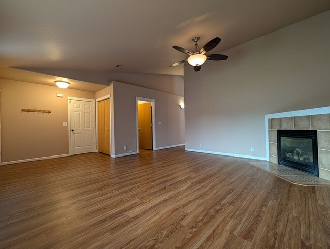 Building Photo - Great 3 bed/2bath home with bonus space and fenced in yard!