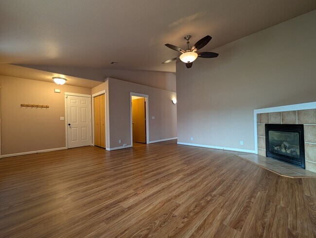 Foto del edificio - Great 3 bed/2bath home with bonus space and fenced in yard!