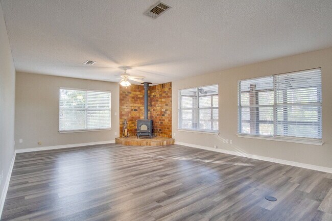Foto del edificio - Live the Gulf Breeze Waterfront Life – Dock, Canal Access & Boat Lift!