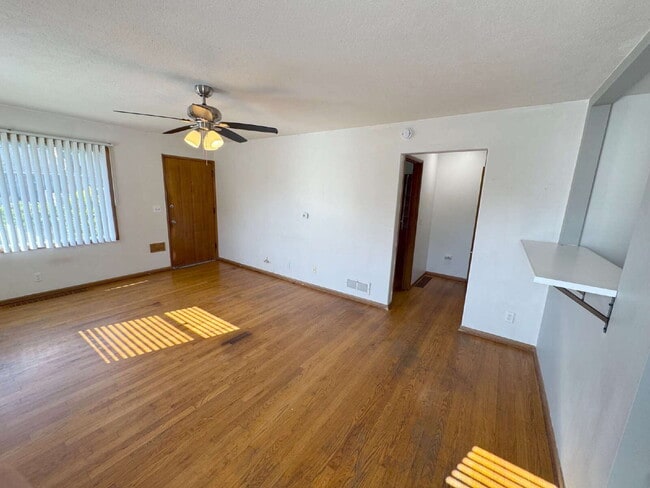 Building Photo - 1 Bed First Floor Quadplex Unit