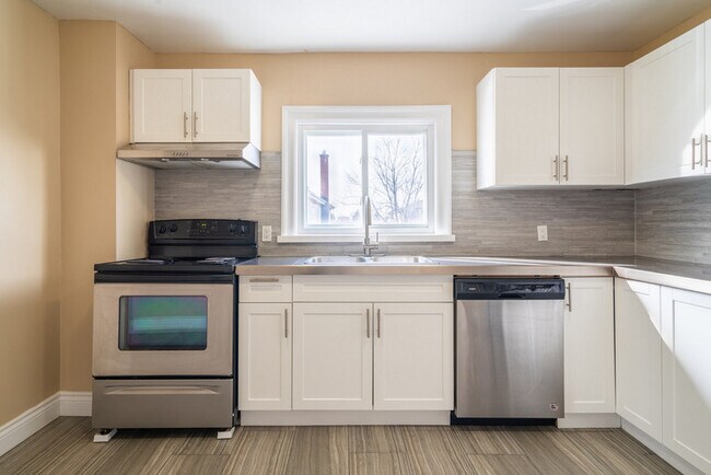 Building Photo - 3 Bedroom Home
