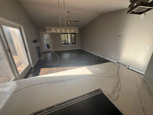 Foto del edificio - 2726 Sandstone Terrace NE