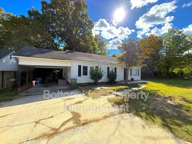 Photo - 629 Tuckaseege Rd House