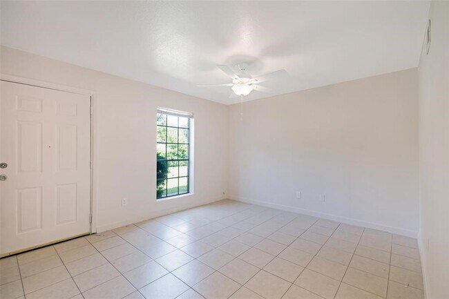 Foto del edificio - 9221 Vogue Ln
