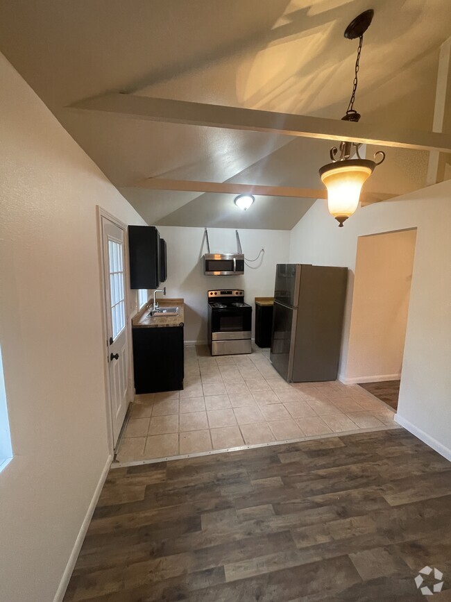 Building Photo - 144 Rosewood Dr