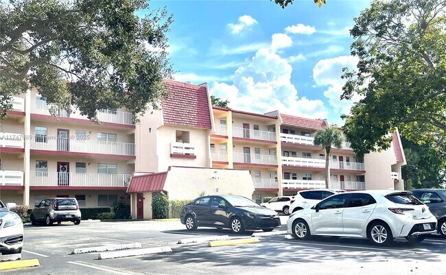 Foto del edificio - 1015 Country Club Dr