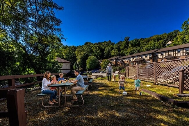 En Treetop Apartments, disfrute de momentos inolvidables con familiares y amigos en nuestros hermosos espacios al aire libre. Relájese en plena naturaleza y cree recuerdos imborrables. ¡No pierda la oportunidad de hacer de este su nuevo hogar! ¡Programe una visita hoy mismo! - Treetop Apartments
