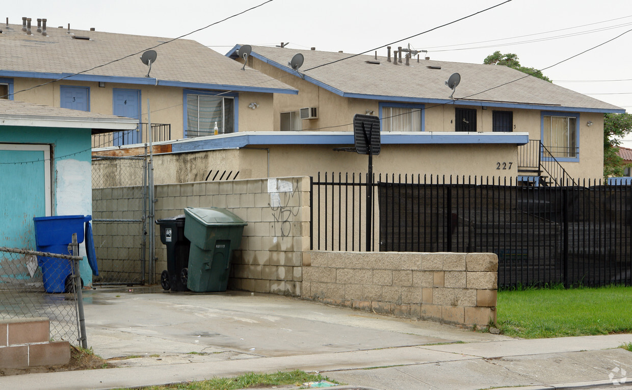 Foto del edificio - 227-221 E 2nd St