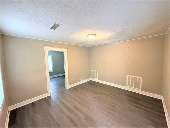 Foto del edificio - Reduced rent ~ Charming 3BR Memphis Home with Bright Living Space & Backyard Retreat