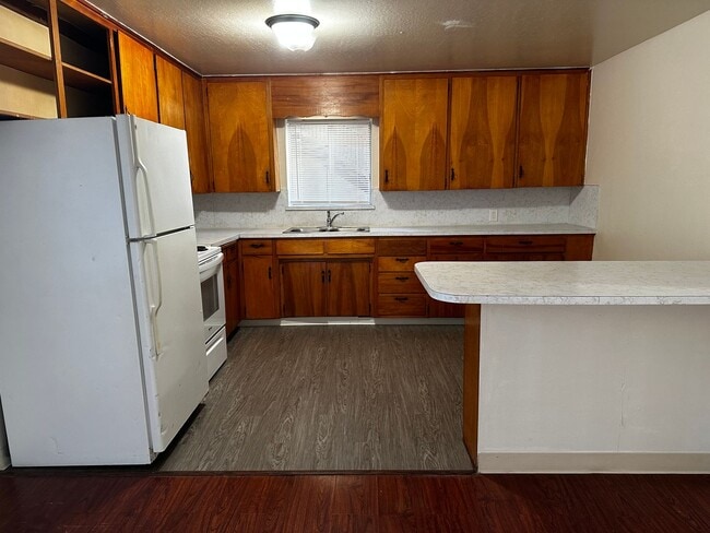 Building Photo - LARGE 1 BED 1 BATH UNIT WITH PRIVATE PATIO