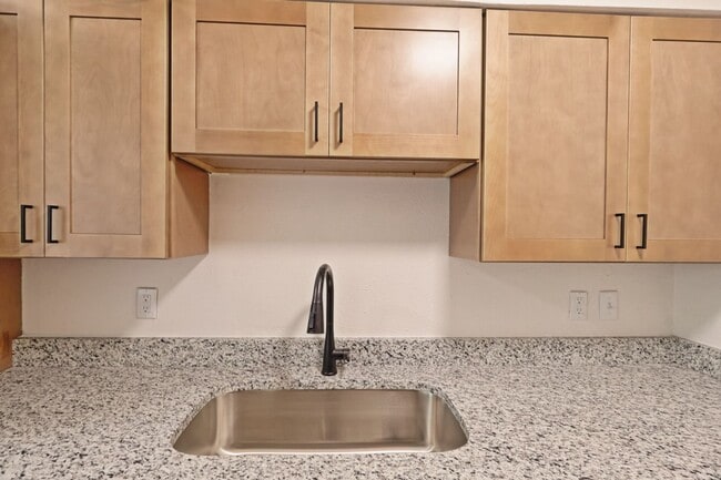 Building Photo - 3D Tour Available - Tower Grove East - Updated 1 Bedroom