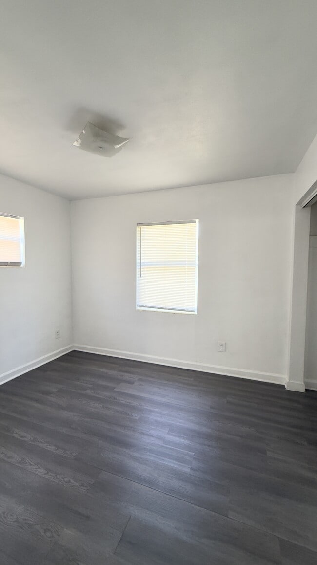 Foto del edificio - 231 N Collen Rd