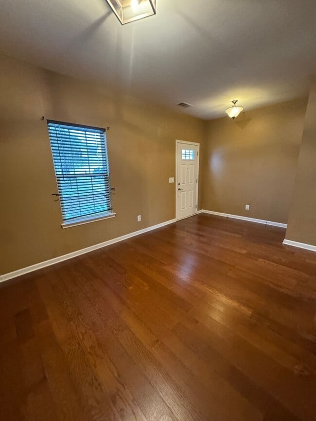 Building Photo - 4 bedroom 2.5 bathroom in Bellevue's Avondale Park neighborhood.  All bedrooms upstairs, open con...