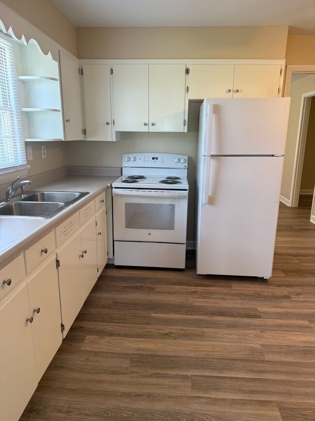 Building Photo - 4 Bedroom House on Lots of Land With Large...