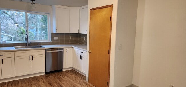 Building Photo - 1008 SE Sherrett St