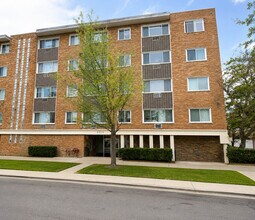 Building Photo - 7120 N Sheridan Rd
