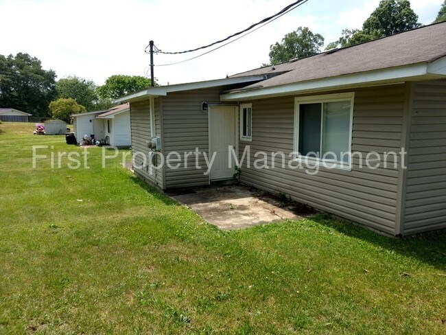 Foto del edificio - 2 bedroom 1 bath Duplex East Ridge