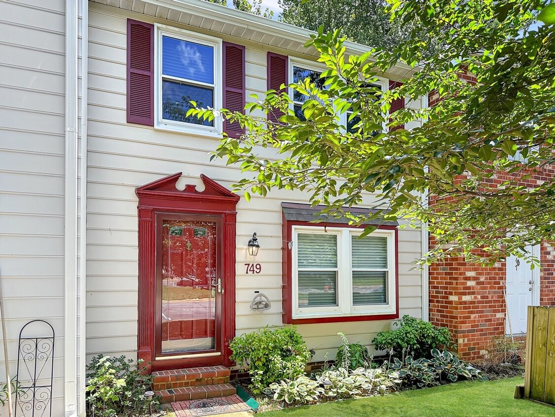Primary Photo - Brilliant 3 Bed 1.5 Bath Townhome in Great...