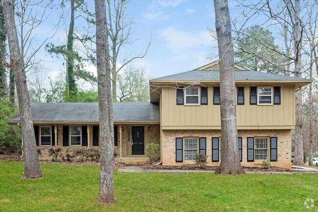 Building Photo - 2115 Pine Knoll Cir NE