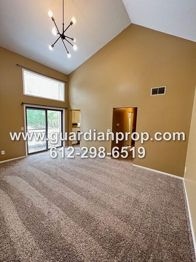 Foto del edificio - End Unit Maplewood Townhouse Available Jan...