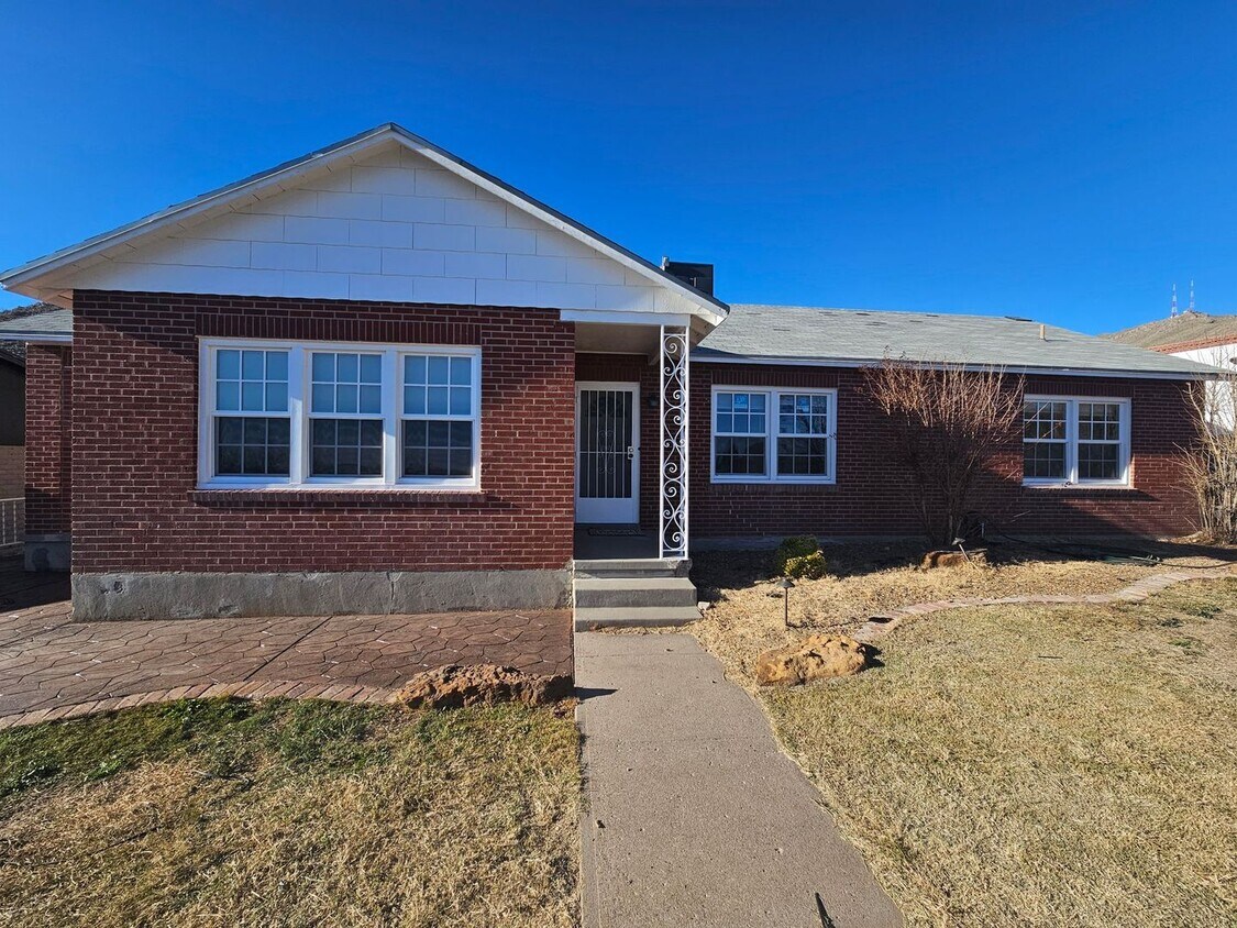 Primary Photo - 1801 E Robinson