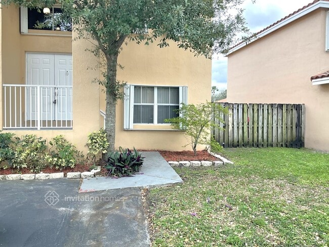 Building Photo - 8454 SW 42nd Ct