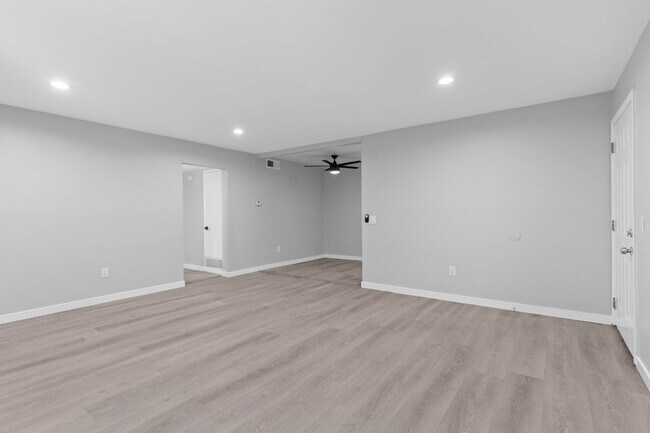 Foto del interior - 8101 Larson Avenue
