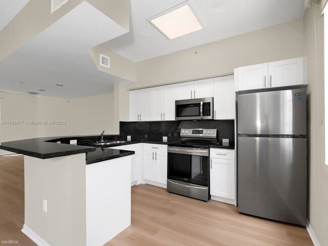 Building Photo - 3 br, 2 bath House - 2821 NE 185th St Apt 404