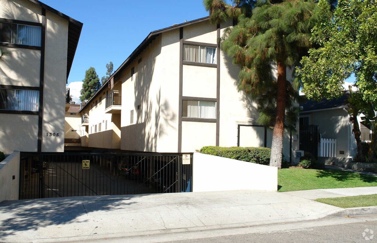 Building Photo - 1304 E Broadway