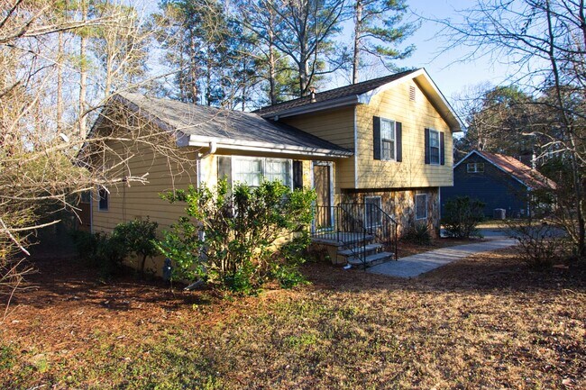 Building Photo - Available Now! Charming 3-Bedroom, 2-Bath Split Level Home for Rent!