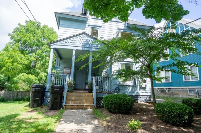 Building Photo - Newly renovated second floor flat availabl...