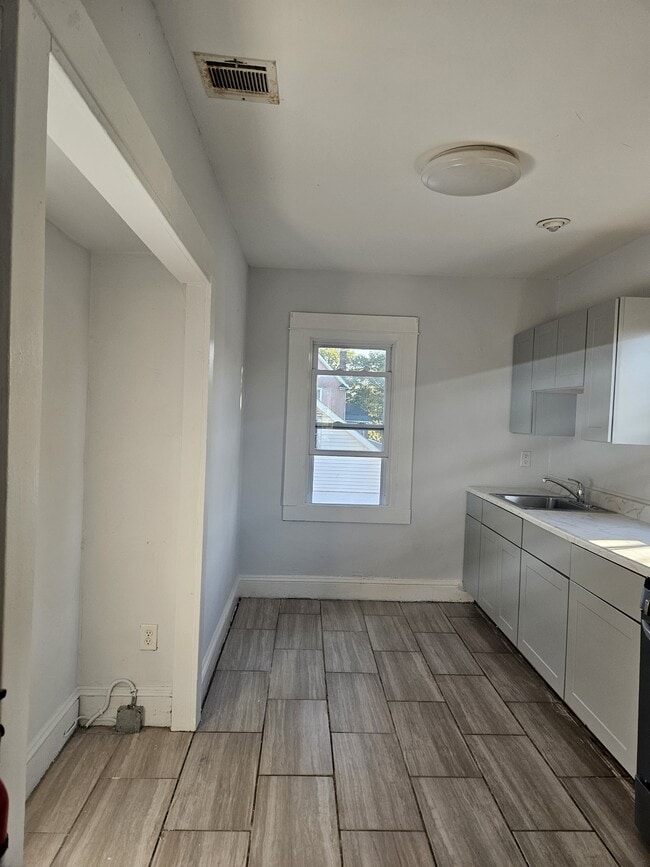 Building Photo - 31 Ellen St