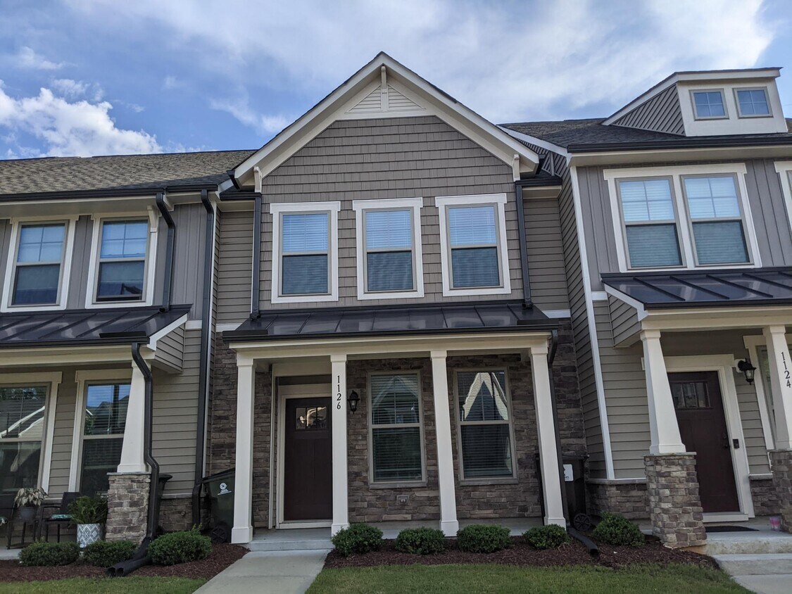 Primary Photo - 1126 Metropolitan Dr