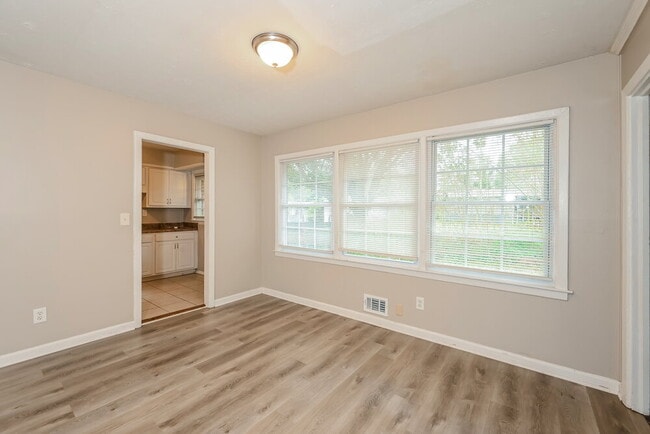 Building Photo - 3135 Robin Rd